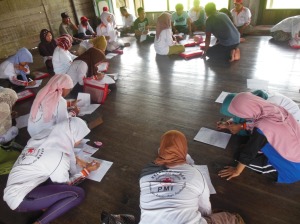 relawan kelurahan membuat laporan bulanan tingkat desa